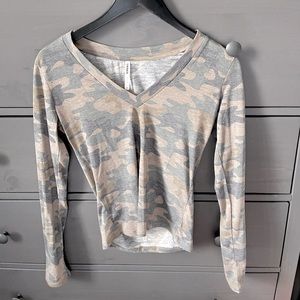 Cropped camo v neck long sleeve